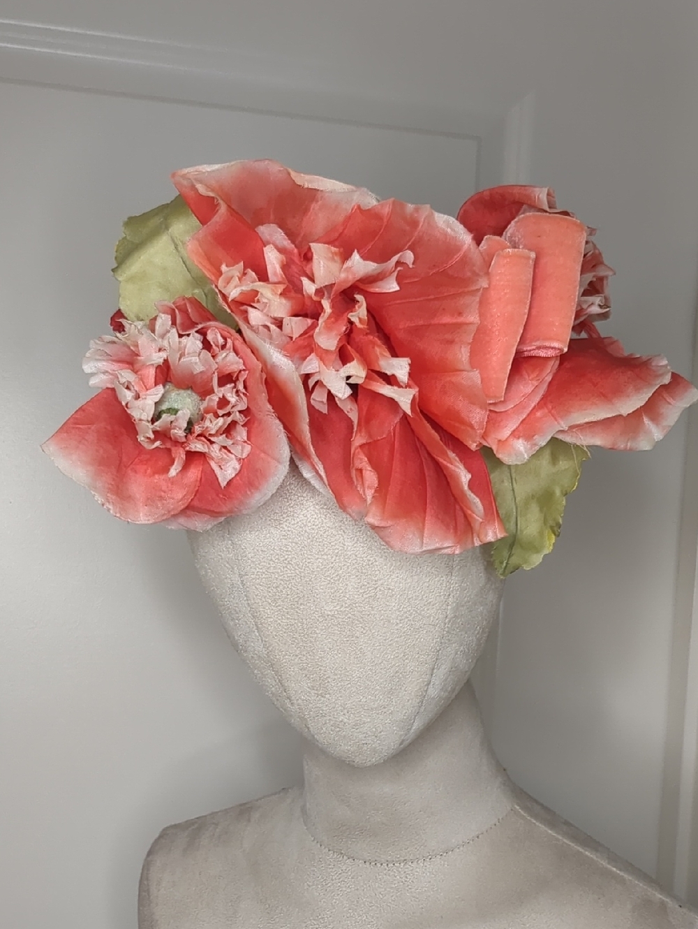 Vintage 50s Leslie James Women’s Cloche Hat Coral Satin Flowers JW Robinson